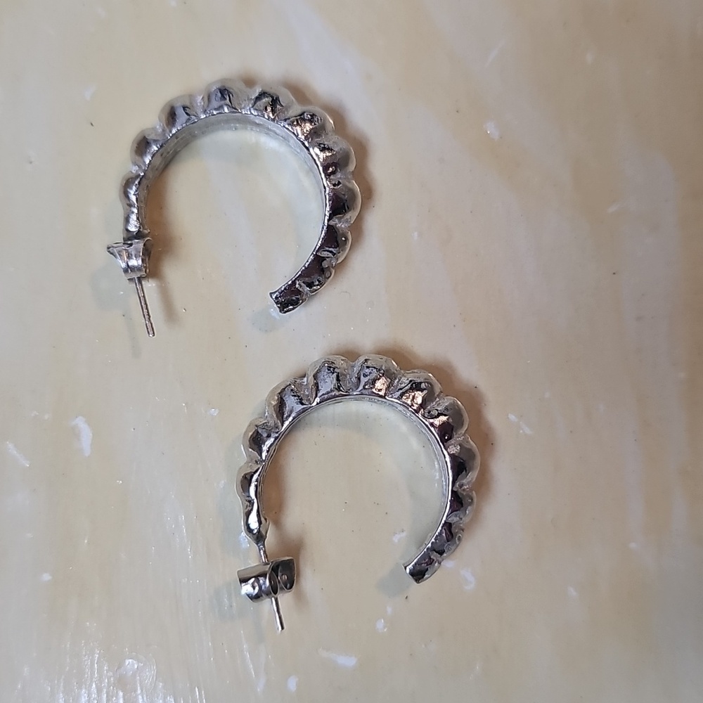 Silver Scalloped 1-Inch Hoop Earrings - Picture 5 of 8